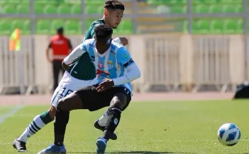 El colombiano Yorman Zapata lucha un balón en el duelo de la primera rueda frente a Wanderers. Foto: Agencia Uno.