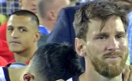 El meme que Alexis Sánchez protagonizó viendo a Lionel Messi con el corazón partido tras perder su segunda final de Copa América ante Chile. | Foto: Archivo