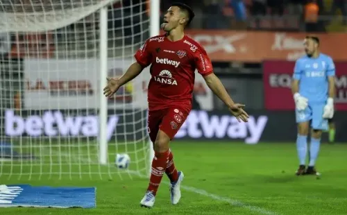 Alexander Aravena festeja uno de los dos goles que le convirtió a la Universidad Católica por Ñublense. Foto: Agencia Uno.