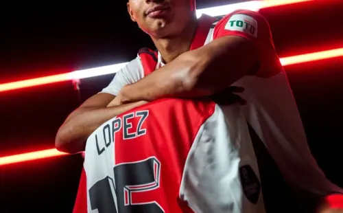 La presentación de Rojas en Feyenoord.