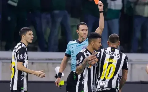 Eduardo Vargas se fue expulsado con empujón y tarjeta roja de Wilmar Roldán. (Foto: Agencia UNO)