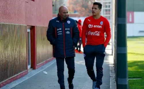 Jorge Sampaoli camina con Alexis Sánchez por Juan Pinto Durán. Foto: Agencia Uno.