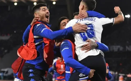 Julián Fernández celebra el gol que le dio la victoria a Vélez Sarsfield ante Talleres. (Getty Images).