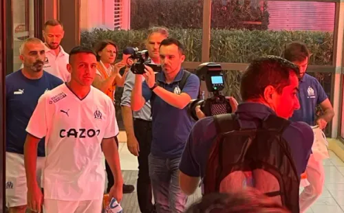 Alexis recibió mucho cariño en su llegada a Marsella (Foto: Twitter)