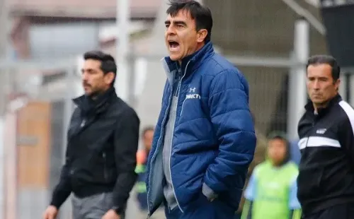 Gustavo Quinteros dirigió a la UC en 2019: ganó el Campeonato Nacional y la Supercopa con los Cruzados. Foto: Agencia Uno.