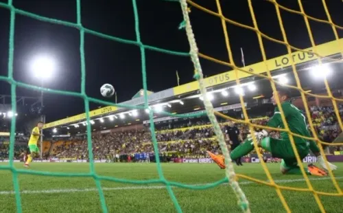 Marcelino Núñez deslumbró a todos marcando un penal a lo Panenka para el triunfo del Norwich en la Copa de la Liga de Inglaterra. Foto: Getty Images