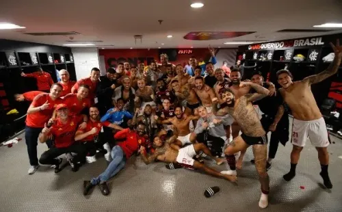 El King Arturo y sus compañeros celebraron con todo el paso a semifinales de Copa Libertadores, y van por la Gloria Eterna. | Foto: Flamengo