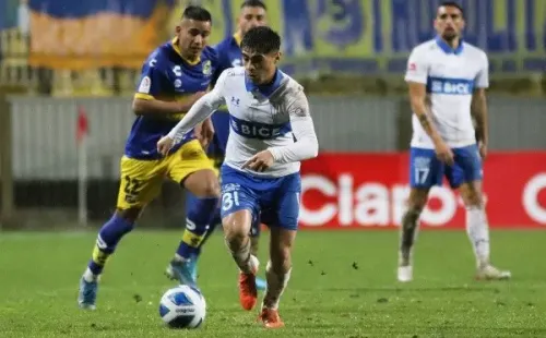 Bryan González fue titular en el empate 1-1 de la UC ante Everton. (Agencia Uno).