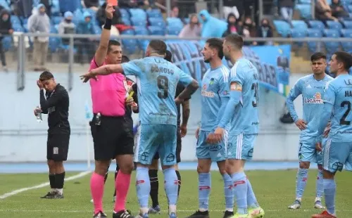 Matías Donoso fue expulsado por un golpe sobre Juan Pablo Gómez. (Agencia Uno).