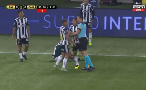 Roldán se le plantó a Vargas, lo empujó y le sacó la segunda amarilla. (Foto: Captura Espn)