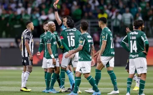 El irresponsable de Danilo metió flor de planchazo: por suerte no fracturó al rival y se fue expulsado. (Foto: Getty Images)