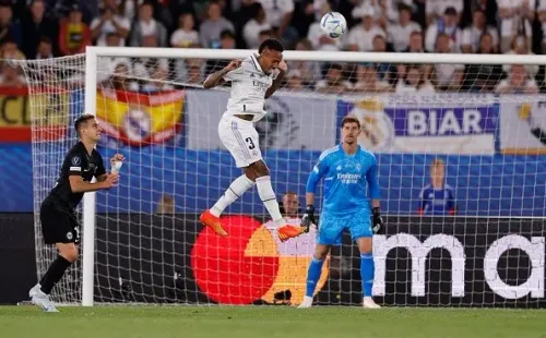 El acrobático Militao en la Supercopa de Europa ganada por el Real Madrid. (Foto: Getty Images)
