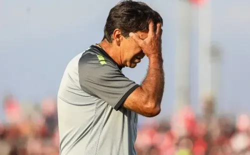 En la primera rueda, Gustavo Costas y Palestino sufrieron con Colo Colo. El Cacique los goleó a domicilio por 0-5 en uno de sus peores resultados de la temporada. Foto: Agencia Uno