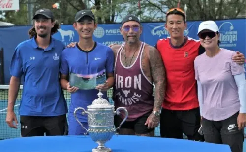 Chino Ríos feliz junto a su pupilo Juncheng Shang tras ser campeón. | Foto: Lexington Challenger Pro Tournament