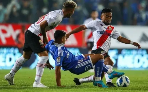 Curicó necesita ganar para seguir peleando arriba, y la U necesita ganar para intentar escapar de abajo. | Foto: Agencia Uno