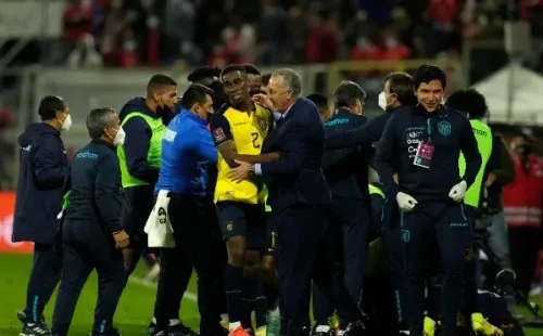Gustavo Alfaro en la victoria de Ecuador ante Chile en San Carlos de Apoquindo. (Getty Images).