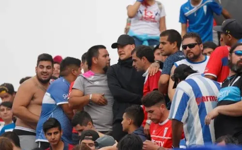 Castillo se ha dejado ver en varias oportunidades alentando a la UC desde la galería. | Foto: Agencia Uno