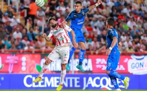 Sebastián Vegas y el Monterrey son líderes del fútbol mexicano a costa del Necaxa de Ángelo Araos. Foto: JamMedia