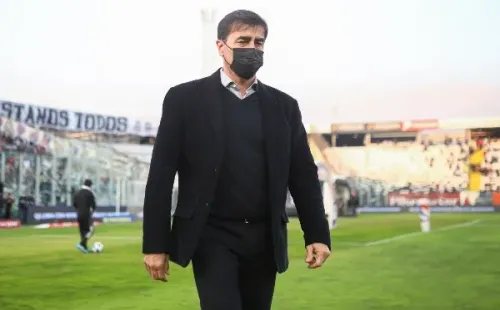 Gustavo Quinteros se ve como DT de Colo Colo en 2023. (Agencia Uno).