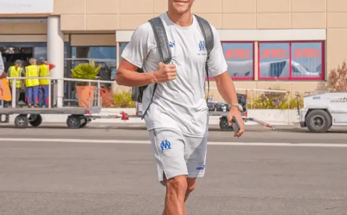Alexis Sánchez lucía feliz en el viaje del Olympique de Marsella para visitar al Brest en la segunda jornada de la Ligue 1.