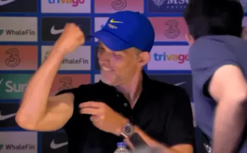 Tuchel mostró sus bíceps en conferencia de prensa tras pelea con Antonio Conte. | Foto: Captura