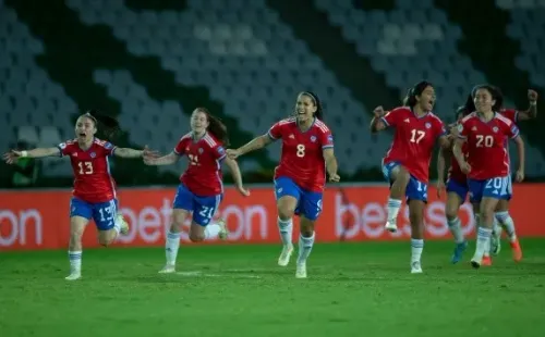 Karen Araya celebra con sus compañeras la clasificación al repechaje mundialista (Conmebol)
