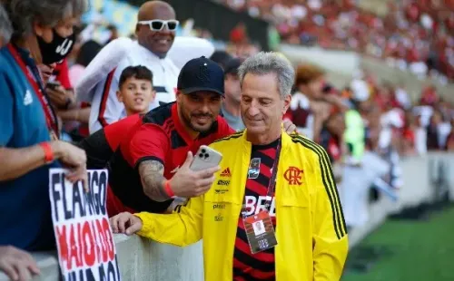 El presidente de Flamengo recibió el cariño de los hinchas, y de seguro más de alguno le cobrará la palabra del estadio para 100 mil hinchas. |Foto: Flamengo