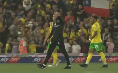 Hasta banderas chilenas se hicieron presente en el estadio del Norwich para apoyar a Marcelino Núñez. Foto: Sky Sport.