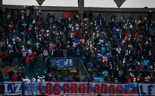 La hinchada de la UC encendió sus celulares durante el apagón (Agencia Uno)