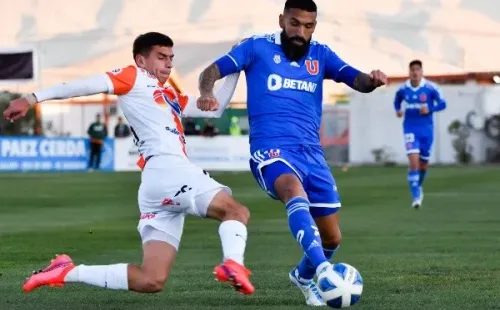 La U y Cobresal se enfrentaron por última vez en El Cobre de El Salvador el 28 de mayo. En el cierre de la primera rueda del Campeonato Nacional, un gol de Cecilio Waterman (14′) le dio el triunfo a los Mineros por 1-0. | Foto: Agencia Uno