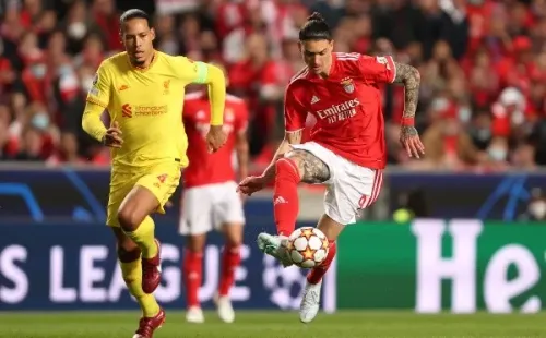 Van Dijk y Núñez se enfrentaron en la edición recién pasada de la Champions League, y ahora son compañeros. | Foto: Getty