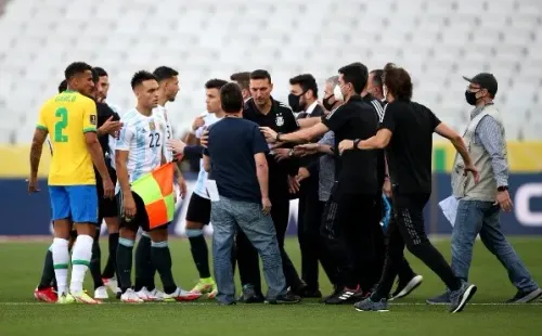 Brasil y Argentina no pudieron jugar tras la intervención de agentes sanitarios. El partido terminó por cancelarse este martes. Foto: Getty Images