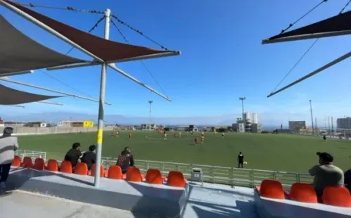 A la hora del puntapié inicial original del partido, se estaba disputando una liga en la cancha en que finalmente jugó el Chago y Antofa. (Contragolpe)