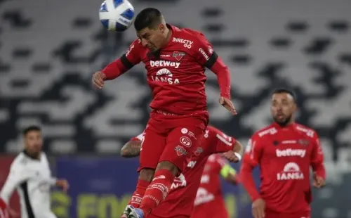 En el partido por la primera rueda del torneo, Patricio Rubio fue titular ante Colo Colo pero no logró marcar diferencias. Foto: Agencia Uno