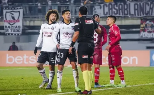 Esteban Pavez reclamó a Julio Bascuñán por su actuación. (Foto: Guillermo Salazar – Redgol)