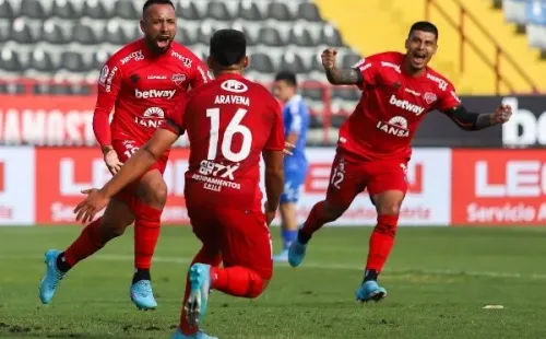 Bernardo Cerezo celebra el golazo que le convirtió a la Universidad de Chile (Agencia Uno).