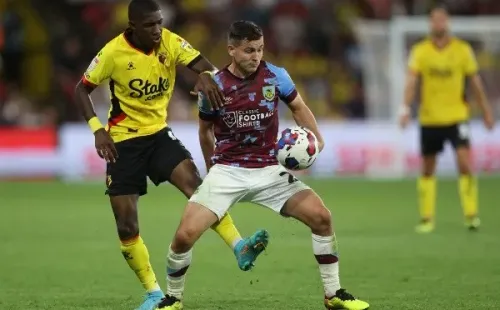 Yaser Asprilla (18 años) en el duelo que el Watford le ganó al Burnley en la Championship.