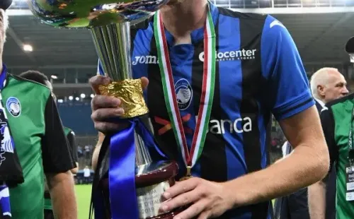 Dejan Kulusevski festeja el título de la Serie A Primavera que Atalanta le ganó al Inter de Milán en 2019. (Getty Images).