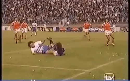 Una de las atajadas de Leonardo Canales en el 0-0 de la UC y Cobreloa del 1 de noviembre de 1992. (Youtube).