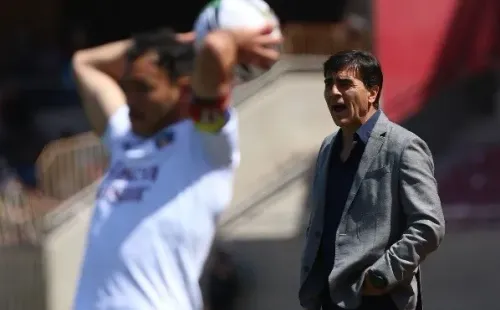 Quinteros mira de reojo la posibilidad de perder al capitán de Colo Colo. | Foto: Agencia Uno
