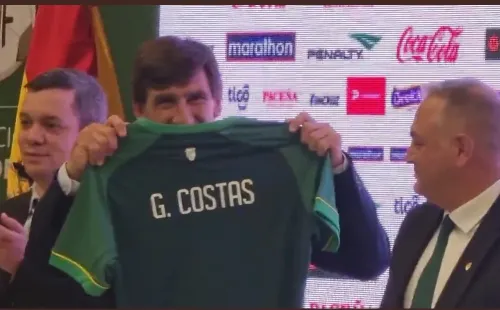 La camiseta de Bolivia en manos de Gustavo Costas.