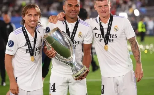 El tridente se despidió levantando la Supercopa de Europa. (Foto: Getty Images)