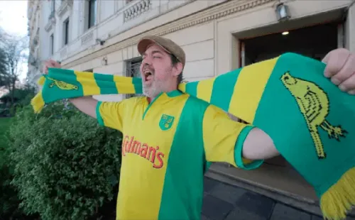 Robin Brundell es, lo más probablemente, el único hincha del Norwich en Chile. | Foto:David Velasquez/LUN