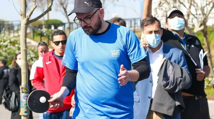 Giorgio Jackson mostró su destreza en el tenis de mesa y destacó la oportunidad que tendrán miles de voluntarios en Santiago 2023