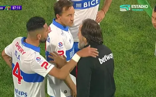 Mauricio Isla y José Pedro Fuenzalida conversan con Federico Elduayén. (Captura TNT Sports).