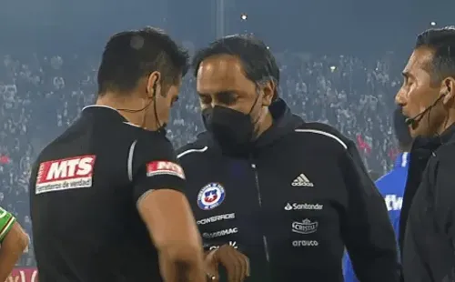 El Gerente de Ligas Profesionales de la ANFP, Yamal Rajab, participó de la decisión final del árbitro. (Captura TNT Sports).