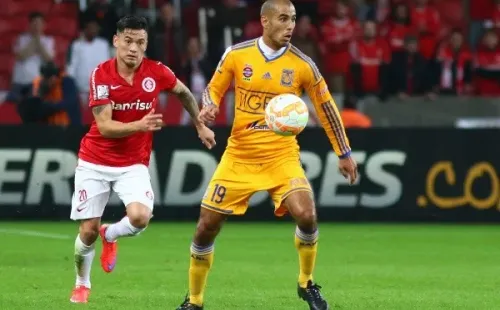 Charles Aránguiz persigue a Guido Pizarro en un duelo del Inter de Porto Alegre vs. el Tigres de México. (Getty Images).