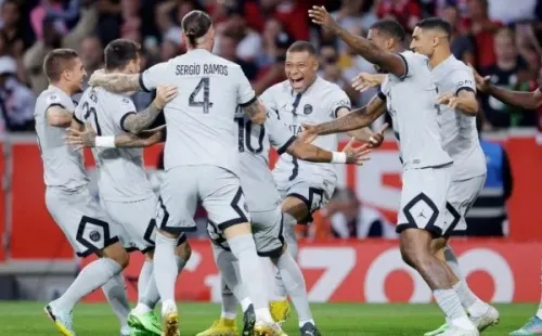 Mbappé recibió el abrazo caluroso de todos sus compañeros, incluidos Neymar y Messi, tras su golazo a los ocho segundos. |Foto: PSG