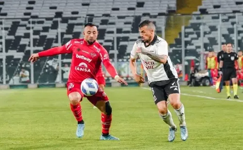 Gabriel Costa lucha una pelota con Bernardo Cerezo. (Foto: Guille Salazar).