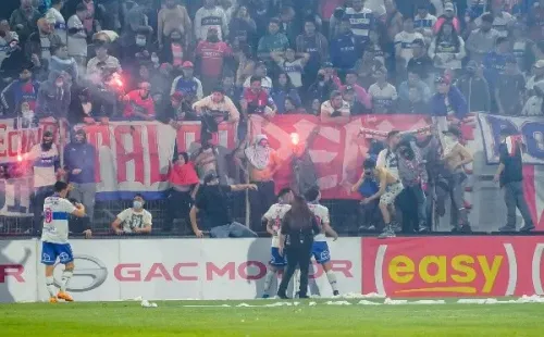 Jugadores intentaron calmar a los mal llamados hinchas, pero como era de esperarse no hay nada que los haga entender. | Foto: Guille Salazar